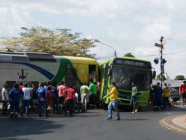 Ônibus colide com metrô (Foto: Divulgação/Polícia Milirtar)