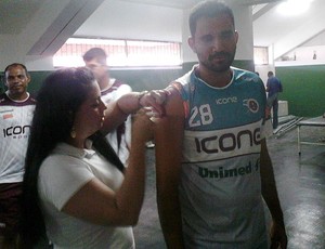 Zagueiro Nem recebe vacina de Febre Amarela (Foto: Wallace Pessanha/Desportiva Ferroviária)