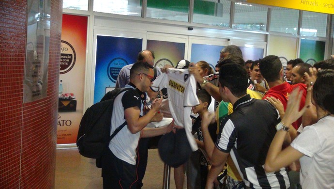 Torcida botafoguense recepcionando a equipe na capital alagoana (Foto: Denison Roma / GloboEsporte.com)