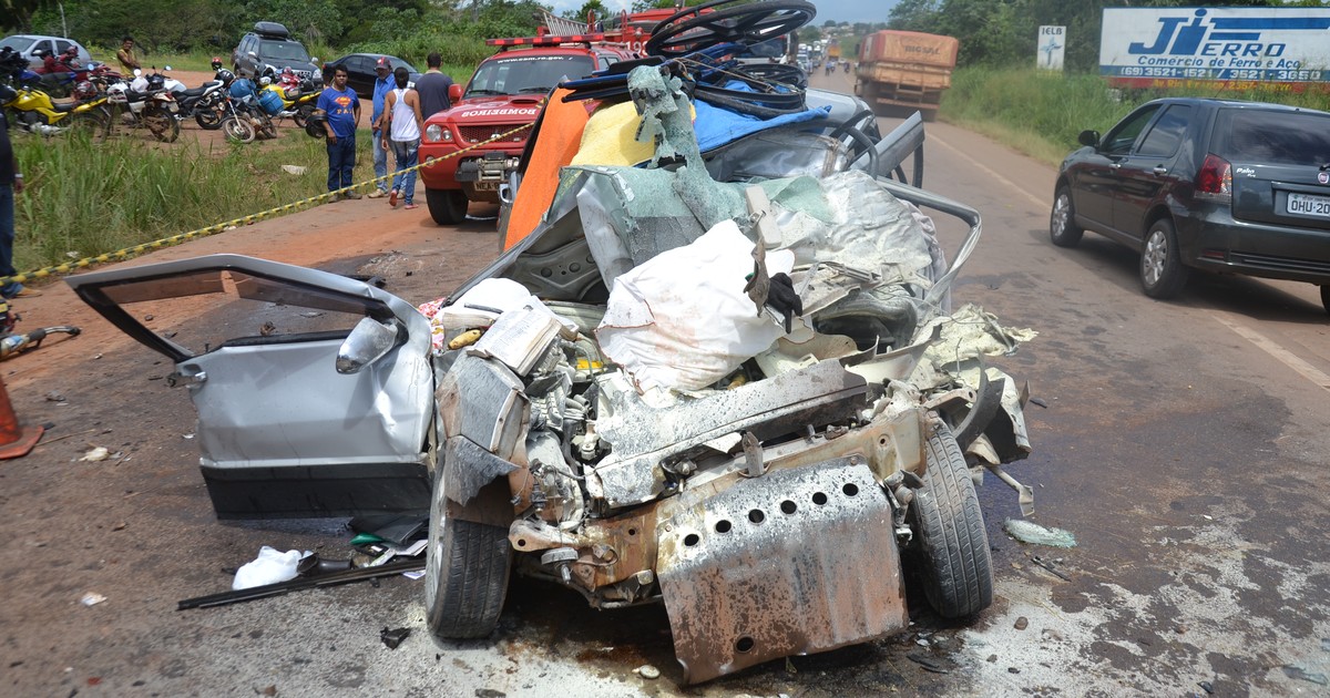 G1 Acidente Entre Carro E Caminhão Na Br 364 Em Ro Mata Três