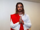 Paulo Dalagnoli se fantasia de Jesus Cristo para o carnaval do Rio
