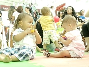 Bebês de até seis meses devem ser alimentados exclusivamente com o leite materno (Foto: Reprodução/TV Anhanguera)