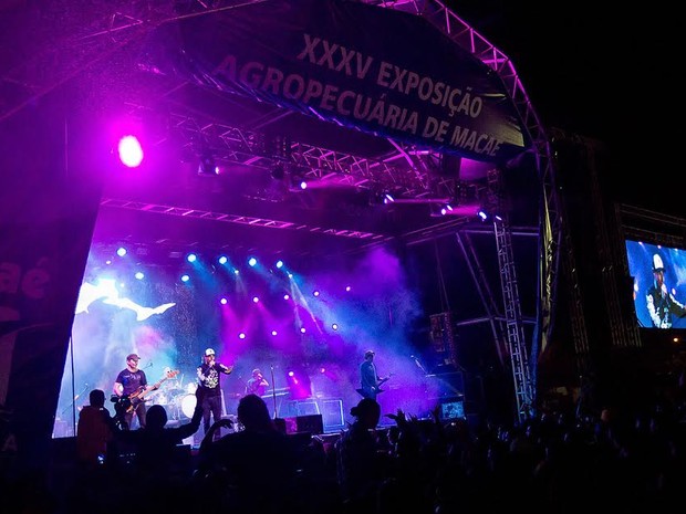 Público supera mau tempo para ver o rock do Capital Inicial em Macaé, RJ