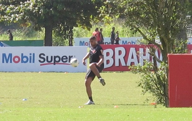 Adriano treina com bola no campo 2 do Ninho (Foto: Richard de Souza / globoesporte.com)