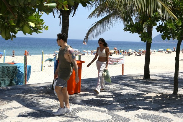 Lea T na praia de Ipanema, RJ (Foto: Gabriel Reis / Ag. News)