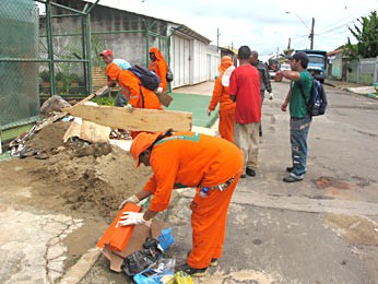 Servidores da SLU participam de mutirão para retirada de entulhos e combate ao foco do mosquito da dengue, na manhã desta quinta-feira (21), em Taguatinga (Foto: Lucas Nanini/G1)