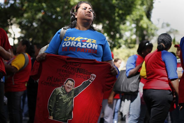Chavistas mostram apoio ao presidente em praça de Caracas, capital da Venezuela, neste domingo (9) (Foto: AFP)