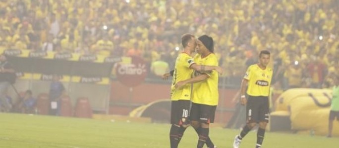 Ronaldinho ovacionado no Equador