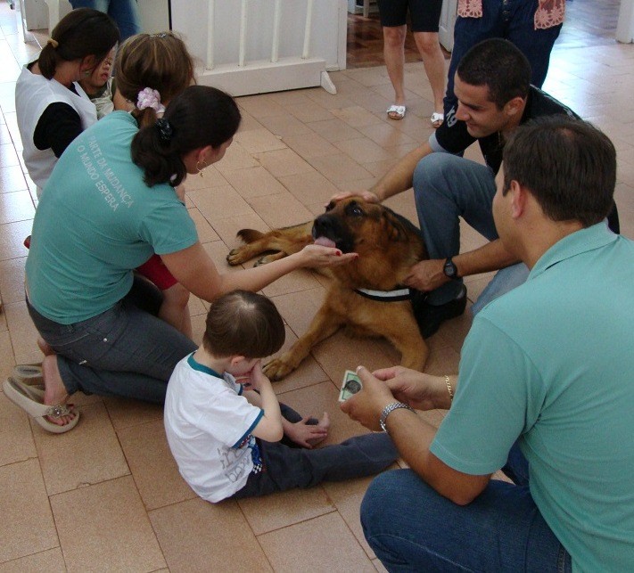 No Oeste, cães da Polícia Civil também são utilizados em trabalhos com crianças da APAE (Foto: Divulgação/Polícia Civil)
