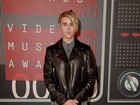 Justin Bieber exibe cabelos loiros durante o VMA 2015
