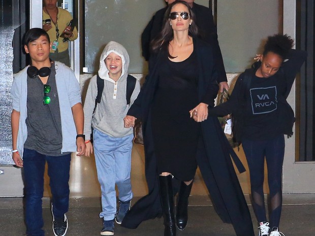 Angelina Jolie e os filhos Pax, Shiloh e Zahara em aeroporto em Los Angeles, nos Estados Unidos (Foto: X17online/ Agência)