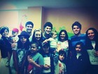 Com colegas de 'Malhação', Bia Arantes visita crianças com câncer