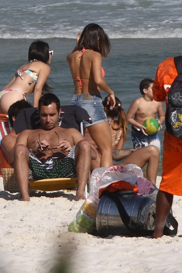 Pérola Faria na praia com o namorado (Foto: Marcos Ferreira / Foto Rio News)