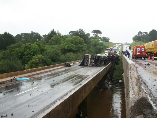 Bombeiros estão procurando o motorista do caminhão no rio que fica sob a ponte (Foto: Zinho de Oliveira  )