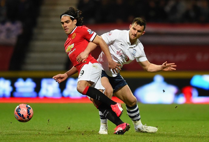 Bailey Wright el Falcao García, Preston North End x Manchester United (Foto: Getty Images)