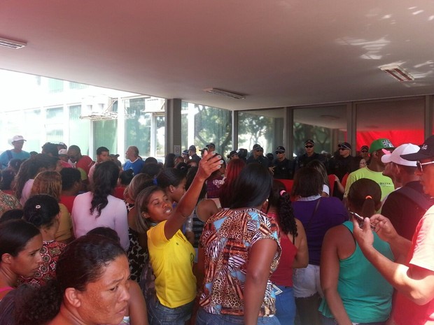 Manifestantes do MTST tentaram entrar no edifício do Ministério da Fazenda (Foto: Alexandro Martello/G1)