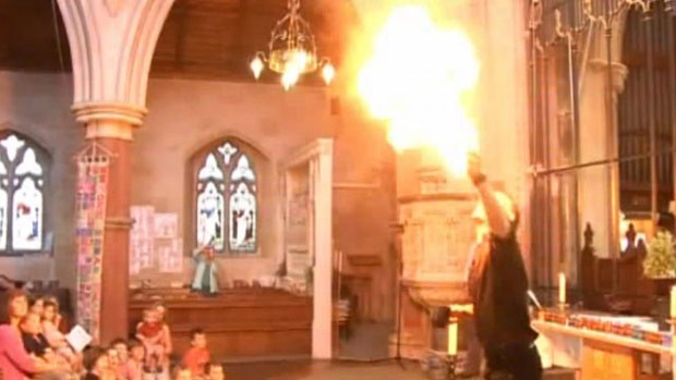 Padre cospe fogo durante missa para atrair fiéis no Reino Unido (Foto: BBC)