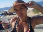 Priscila Pires posa com decotão e suada após treino na praia