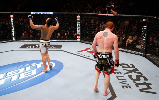 UFC 154  Rafael dos Anjos e Mark Bocek (Foto: Agência Getty Images)