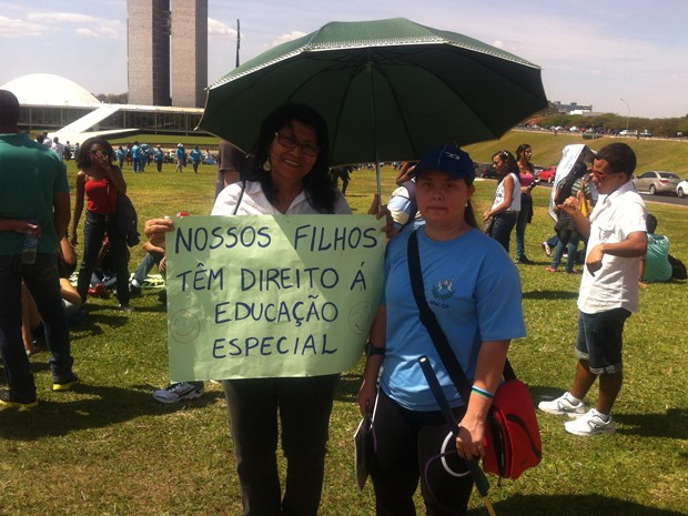 Mãe que participa de ato em Brasília em defesa da educação especial levanta cartaz (Foto: Gabriella Julie/G1)