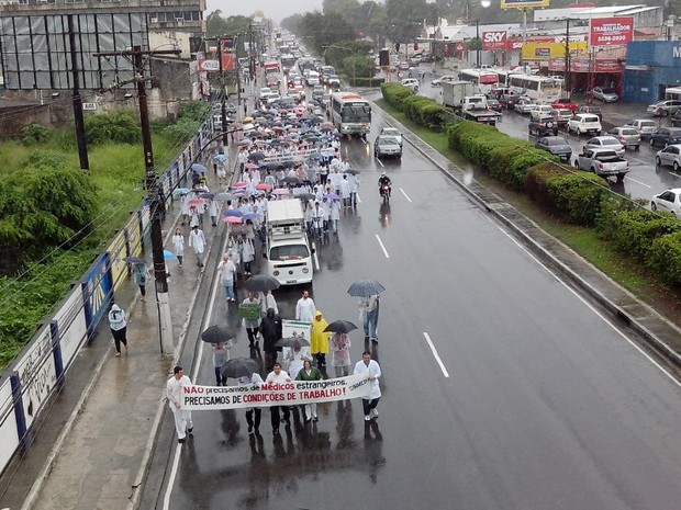 Manifestação de médicos ocupa duas faixas da Av. Fernandes Lima, sentido Centro. (Foto: Dereck Gustavo/G1)