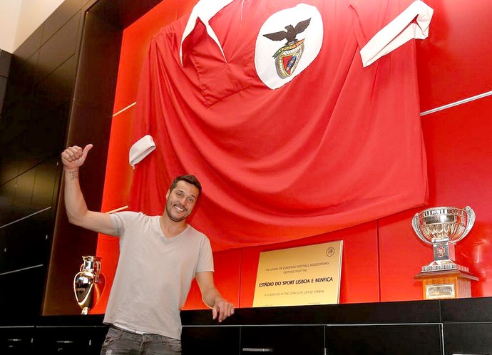 Julio Cesar apresentado no Benfica (Foto: Reprodução / Twitter)