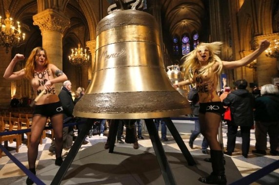 Ativistas do Femen comemoram a renúncia do Papa dentro da Catedral de Notre Dame, na França (Foto: Femen.org)