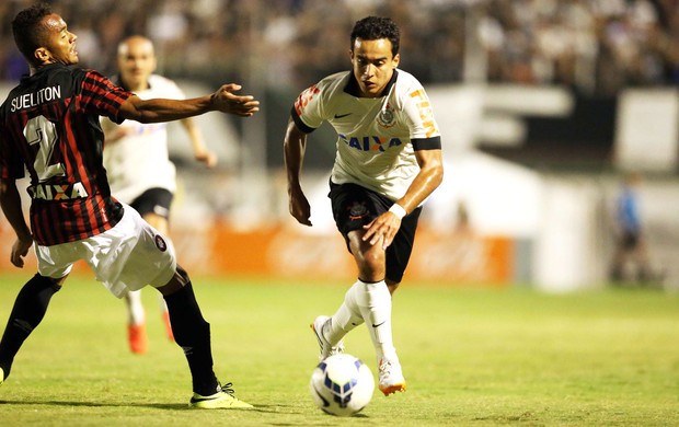 Jadson quer Corinthians jogando em casa da mesma maneira que atua fora