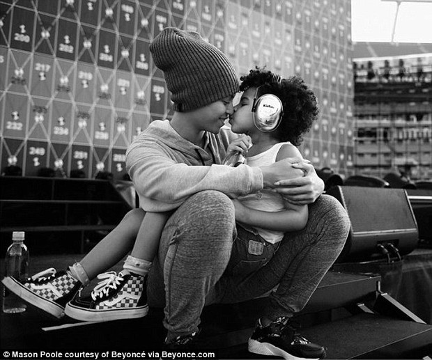 Beyoncé e filha Blue Ivy: sem aliança (Foto: Reprodução/Site oficial)