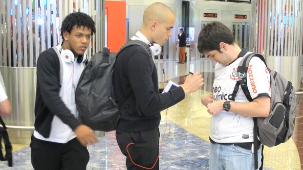 Jogadores do Corinthians na chegada a Dubai (Foto: Carlos Augusto Ferrari / Globoesporte.com)