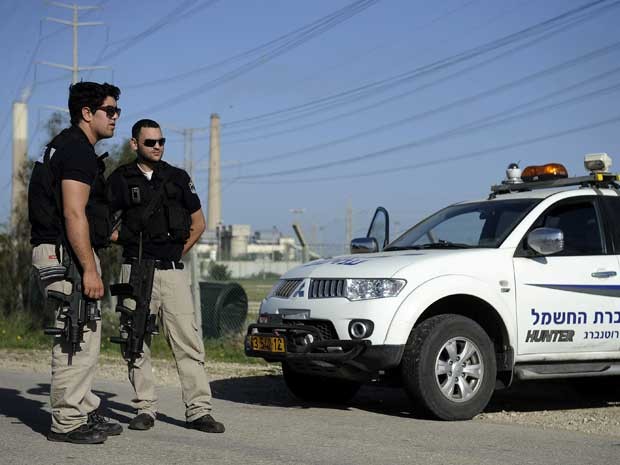 Forças de segurança israelenses vigiam sul de Ashkelon, após foguete disparado da Faixa de Gaza cair perto da cidade. (Foto: David Buimotitch / AFP Photo)