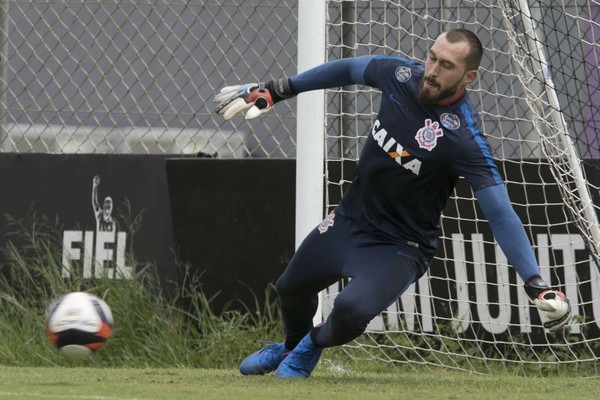 Corinthians recusa oferta do São Paulo por Walter e deve dar aumento ao goleiro