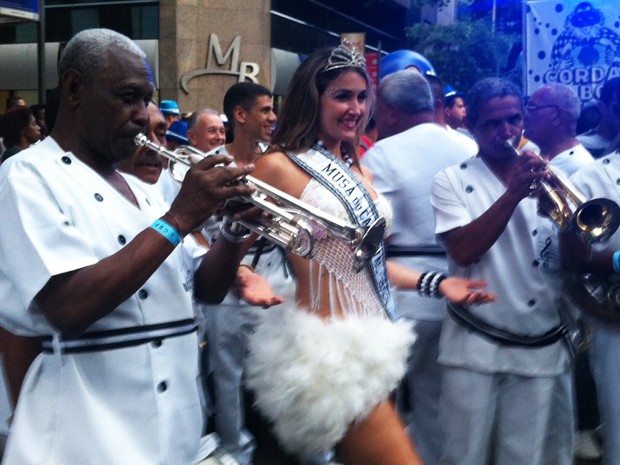 Laura Sabino é a musa do Bola Preta no carnaval 2013 (Foto: Lívia Torres/G1)