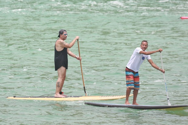 Leandro Hassum faz stand up paddle (Foto: Dilson Silva / AgNews)