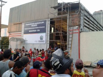 Acidente atraiu a atenção de curiosos, que se aglomeraram no entorno do estabelecimento (Foto: Danielle Fonseca / TV Globo)