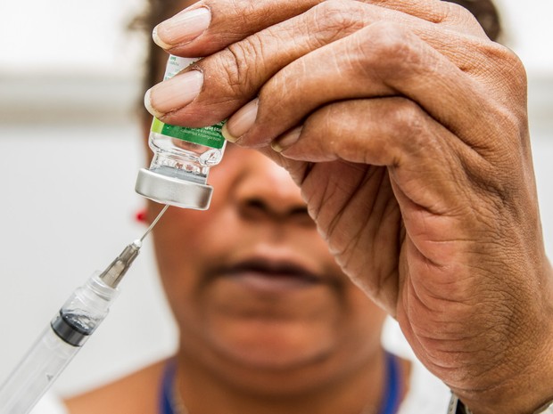 Enfermeira prepara injeção com vacina para o vírus H1N1 (Foto: Carla Carniel/Código 19/Estadão Conteúdo)