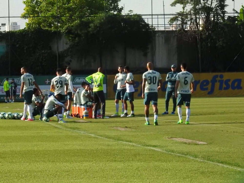  Pista ou 'só para suar?' Cuca monta dois times em treino do Palmeiras