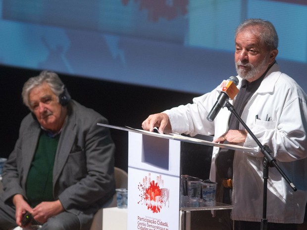 Ex-presidente do Uruguai José Alberto Mujica e o ex-presidente Luiz Inácio Lula da Silva participam de seminário em SP (Foto: Leonardo Benassatto/ Estadão Conteúdo)