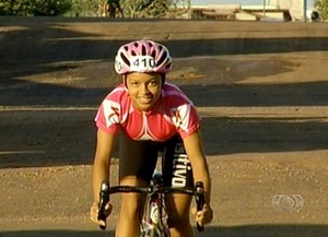 Ana Beatriz, 14 anos, conquista medalha de prata em Campeonato Brasileiro, no Paraná (Foto: Reprodução/TV Anhanguera)