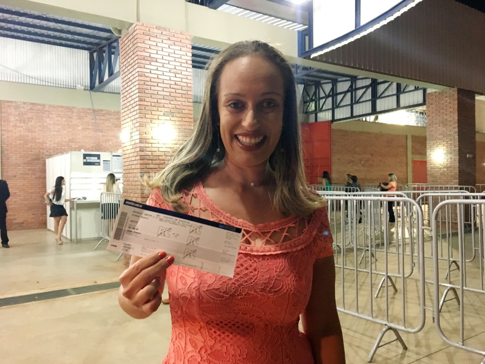 Rafaela Alves de Carvalho, de 34 anos, garantiu o seu ingresso no primeiro dia de venda (Foto: Heloise Hamada/G1)