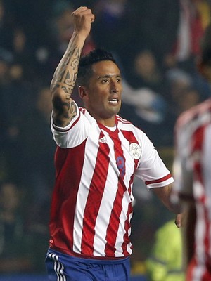 Lucas Barrios gol Paraguai x Argentina (Foto: Reuters)