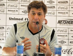 Técnico Carrasco em coletiva (Foto: Divulgação/Site oficial do Atlético-PR)