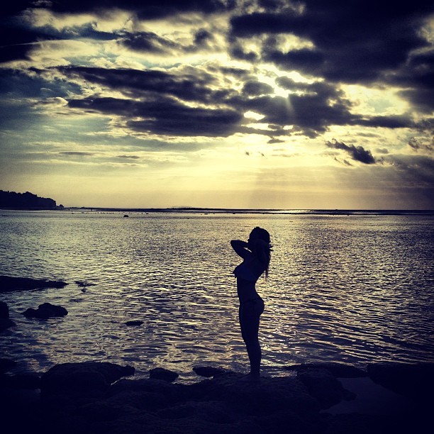 Ludmila Dayer mostra curvas em foto do pôr-do-sol (Foto: Instagram)