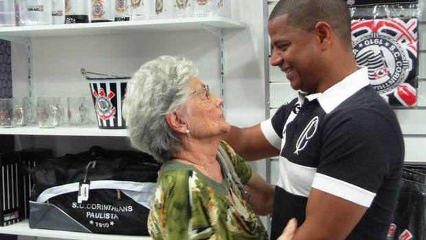 Marcelinho Carioca com Irany de Oliveira Vicente, 82 anos (Foto: Filipe Rodrigues)