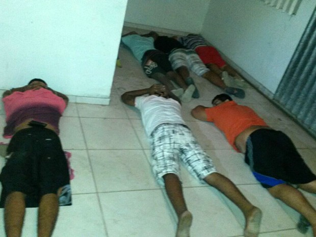 Seis homens foram presos em uma casa em Rosa dos Ventos (Foto: Divulgação/Polícia Militar do RN)