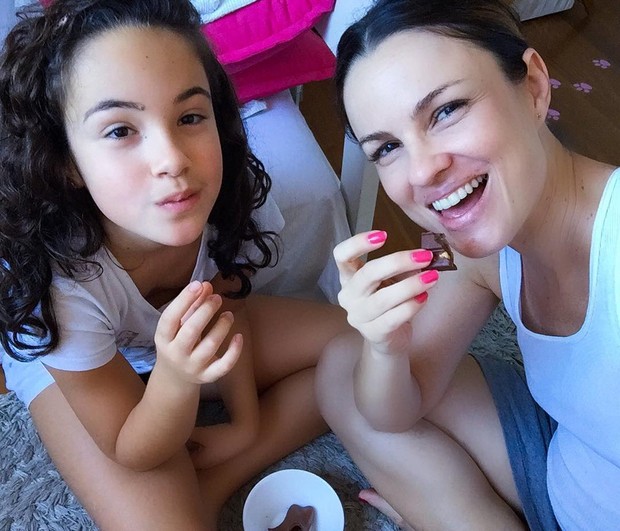 Carolina Kasting com a filha (Foto: Instagram / Reprodução)