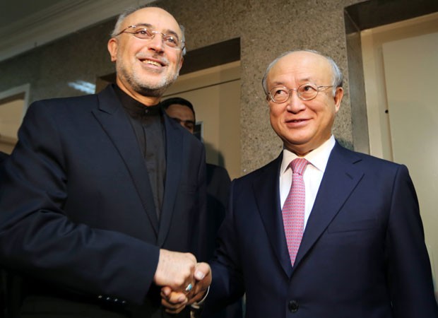 O chefe da organização nuclear iraniana, Ali Akbar Salehi, recepciona o chefe da agência de energia atômica da ONU, Yukiya Amano, em visita a Teerã nesta segunda-feira (1!) (Foto: Atta Kenare/AFP)