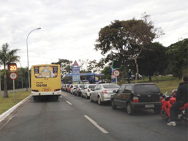Motoristas aproveitam promoção de gasolina (Foto: G1 DF)