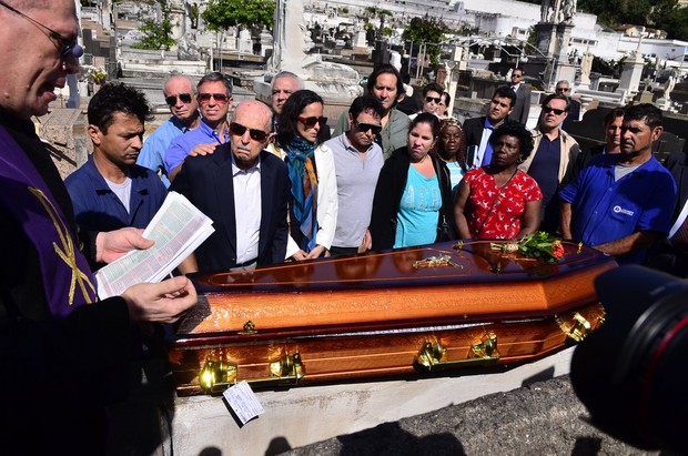 Familiares e amigos no enterro de Guilherme Karam (Foto: Roberto Teixeira / EGO)