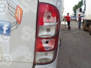 Ônibus da banda Sem Retoque apedrejado (Foto: Sem Retoque/Assessoria)